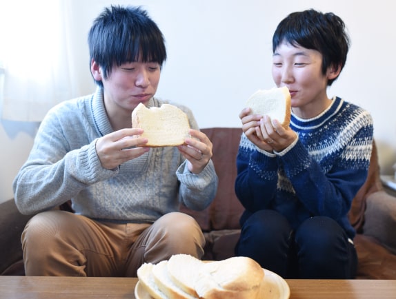 「ごはんパン」のおいしさに、 二人で夢中になっています。